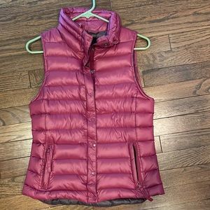 Gap Deep Raspberry color Puffer Vest Size XS Packable in pocket Zipper pockets